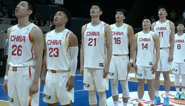 中國男籃逆轉後，更衣室慶祝曝光！小組形勢有變：首支晉級隊誕生
