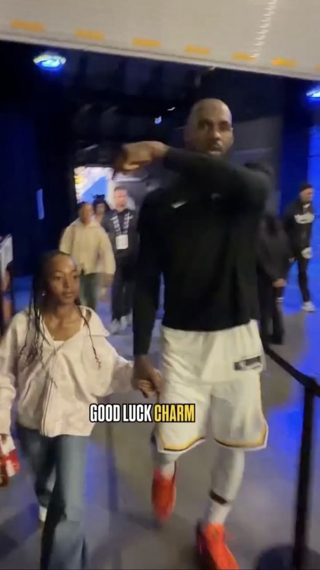 超有愛！詹姆斯牽著女兒離開球場：這是我的小福星 1勝0負