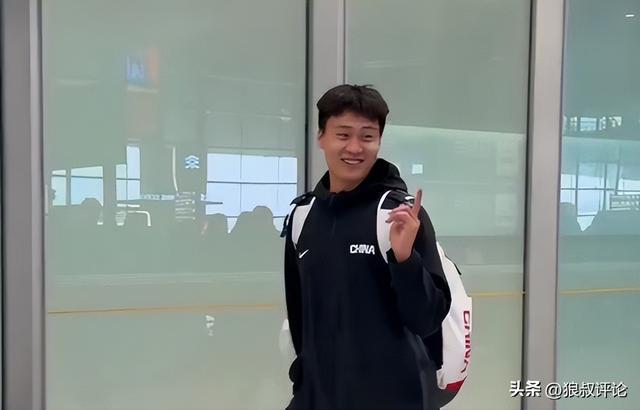 中國男籃凱旋而歸！趙睿廖三寧臉帶笑容與球迷互動引關註
