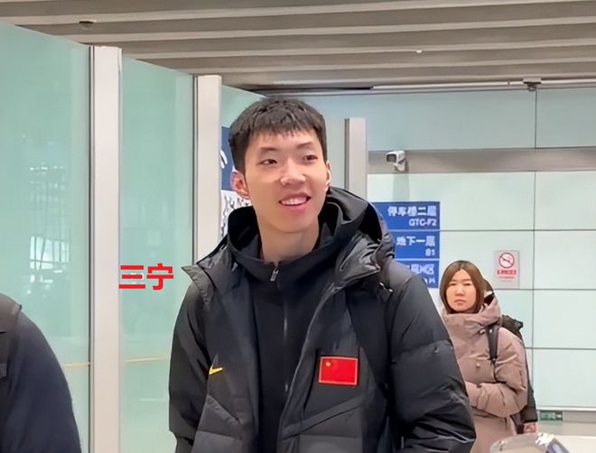 中國男籃抵達國內！大批球迷接機，趙睿、廖三寧笑得很燦爛
