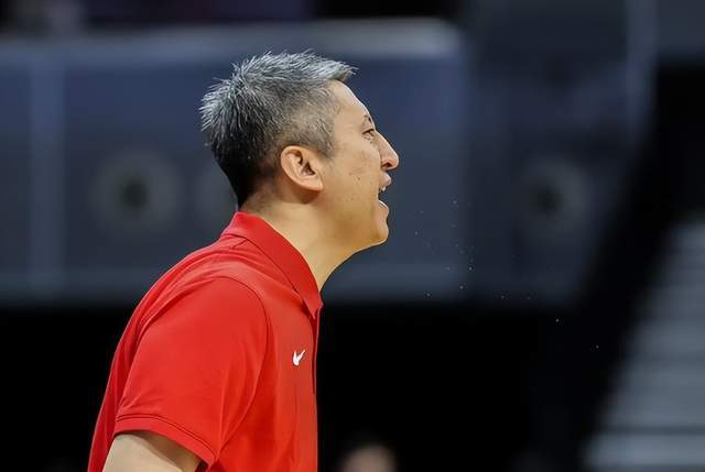 中國男籃更衣室曝光！逆轉功臣透露內情，3人哭瞭，包括籃協主席