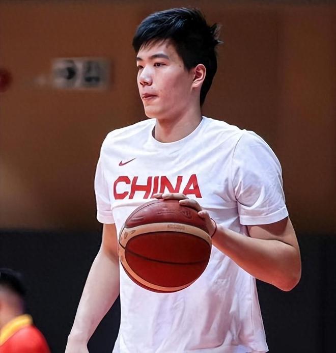 比張鎮麟還差！中國男籃逆轉夜最失意之人：失誤被換下僅出場30秒
